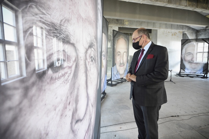 Nationalratspräsident Wolfgang Sobotka (ÖVP) besichtigt die Bilder der Kulisse