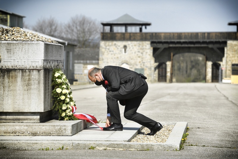 Nationalratspräsident Wolfgang Sobotka (ÖVP) bei der Kranzniederlegung