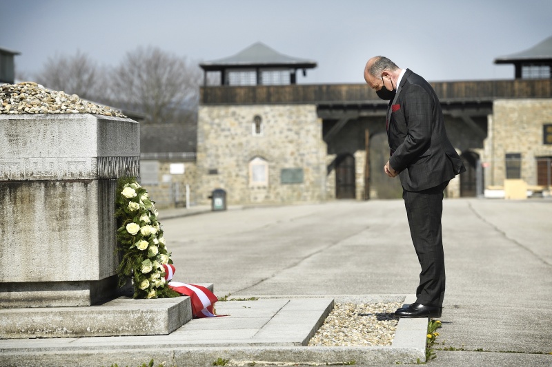 Nationalratspräsident Wolfgang Sobotka (ÖVP) bei der Kranzniederlegung