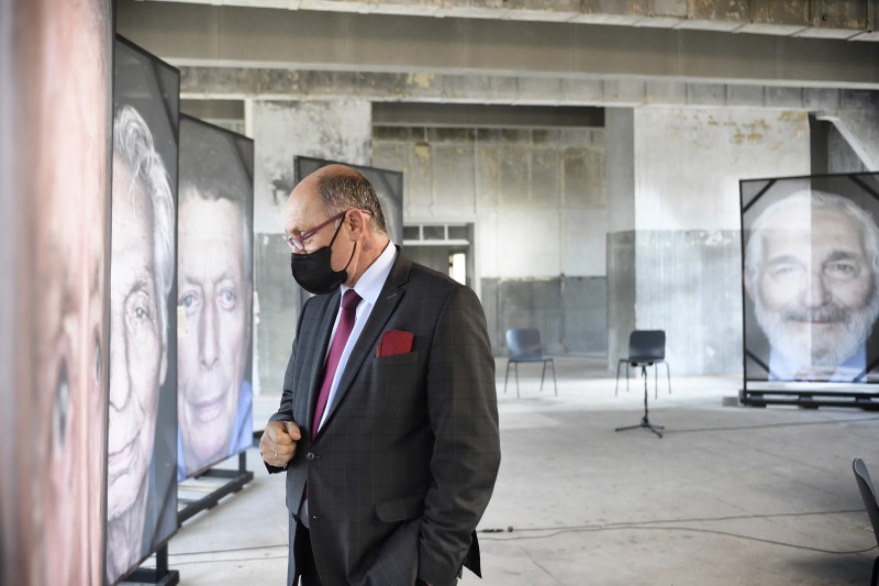 Nationalratspräsident Wolfgang Sobotka (ÖVP) besichtigt die Bilder der Kulisse