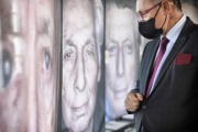 Nationalratspräsident Wolfgang Sobotka (ÖVP) besichtigt die Bilder der Kulisse