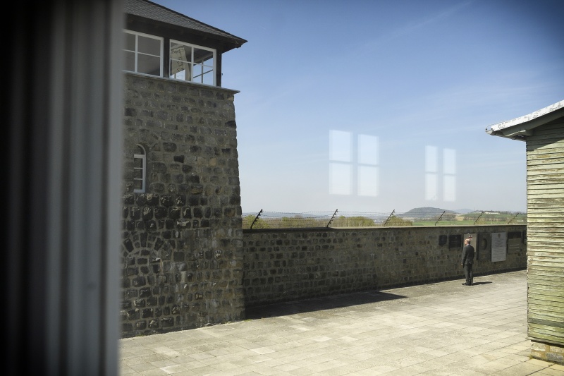 Nationalratspräsident Wolfgang Sobotka (ÖVP) bei der Besichtigung der Gedenktafeln