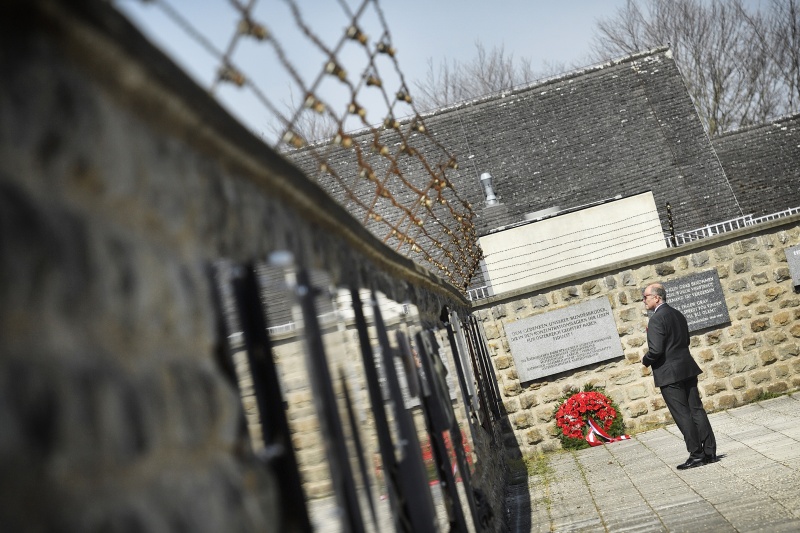 Nationalratspräsident Wolfgang Sobotka (ÖVP) bei der Besichtigung der Gedenktafeln