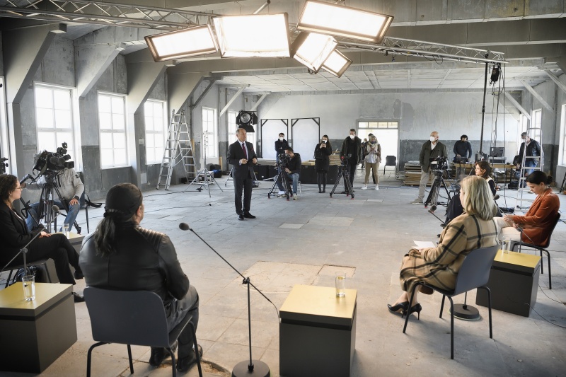 Nationalratspräsident Wolfgang Sobotka (ÖVP) bedankt sich bei den DiskutantInnen