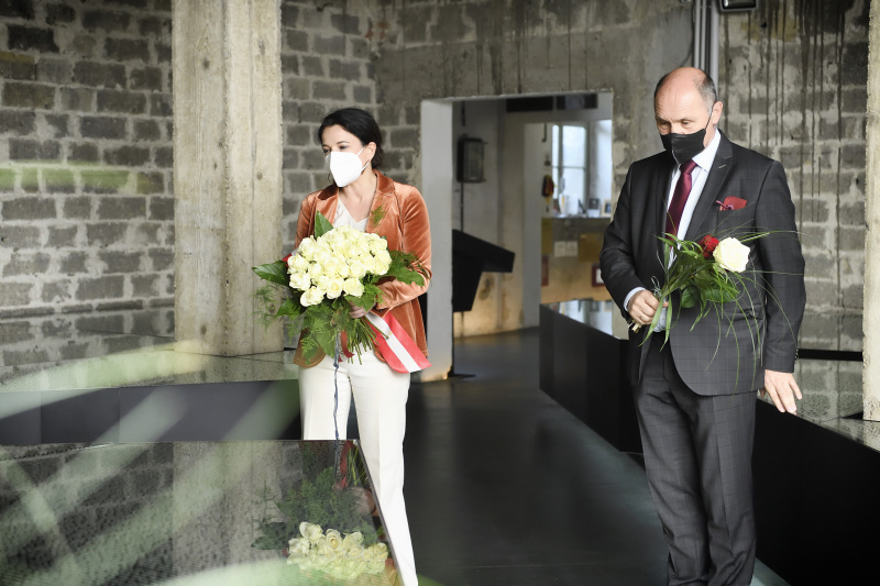 Von links: Direktorin der KZ-Gedenkstätte Mauthausen Barbara Glück, Nationalratspräsident Wolfgang Sobotka (ÖVP) im Raum der Namen