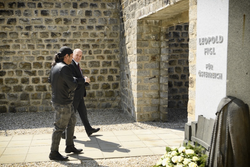 Von links: Fotograf Luigi Toscano, Nationalratspräsident Wolfgang Sobotka (ÖVP)