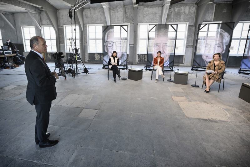 Nationalratspräsident Wolfgang Sobotka (ÖVP) bedankt sich bei den DiskutantInnen