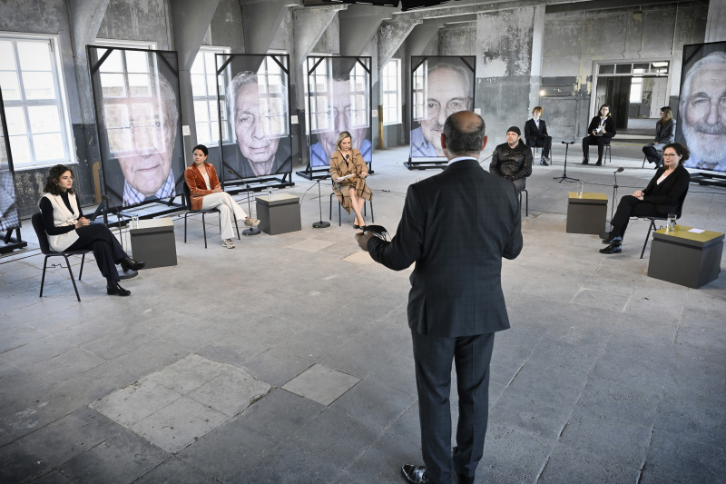 Nationalratspräsident Wolfgang Sobotka (ÖVP) bedankt sich bei den DiskutantInnen, von links: Eidel Malowicki, Dialogprojekt LIKRAT, Direktorin der KZ-Gedenkstätte Mauthausen Barbara Glück, Moderatorin Rebekka Salzer, Fotograf Luigi Toscano, Zeithistorikerin Linda Erker