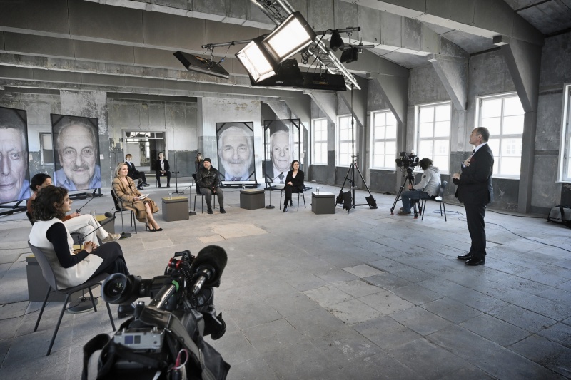 Nationalratspräsident Wolfgang Sobotka (ÖVP) bedankt sich bei den DiskutantInnen