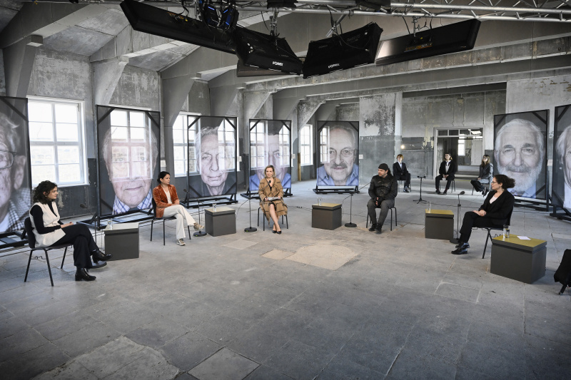 Von links: Eidel Malowicki, Dialogprojekt LIKRAT, Direktorin der KZ-Gedenkstätte Mauthausen Barbara Glück, Moderatorin Rebekka Salzer, Fotograf Luigi Toscano, Zeithistorikerin Linda Erker