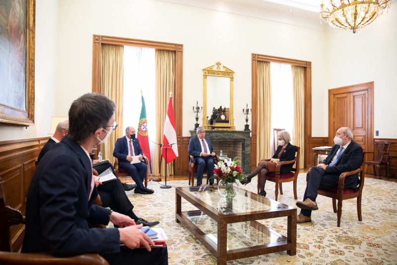 Aussprache zwischen Nationalratspräsident Wolfgang Sobotka (ÖVP) (2.von links) und dem Portugiesischen Parlamentspräsidenten Eduardo Ferro Rodrigues (3. von rechts)