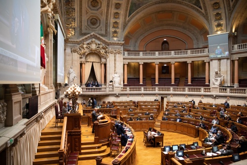 Besuch einer Sitzung im portugiesischen Parlament -  Blick in den Sitzungssaal