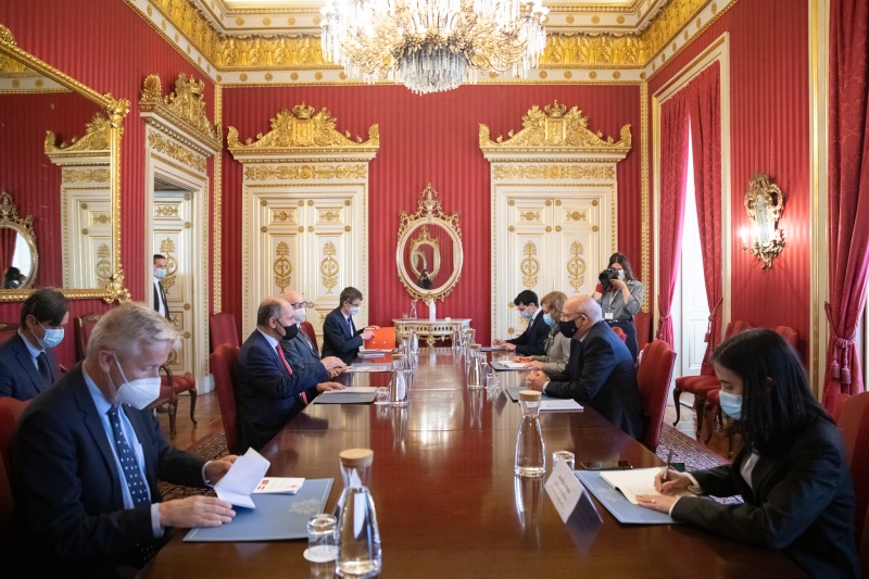 Aussprache. Linke Tischhälfte von links Österreichische Delegation mit Nationalratspräsident Wolfgang Sobotka (2. von links). Rechte Tischhälfte Portugiesische Delegation mit Außenminister Augusto Santos Silva (2. von rechts)