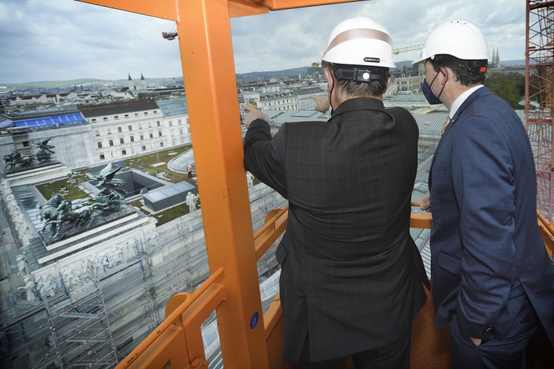 Kranfahrt von links: Nationalratspräsident Wolfgang Sobotka (ÖVP), Vertreter der Europäischen Kommission Martin Selmayr () - Kranfahrt