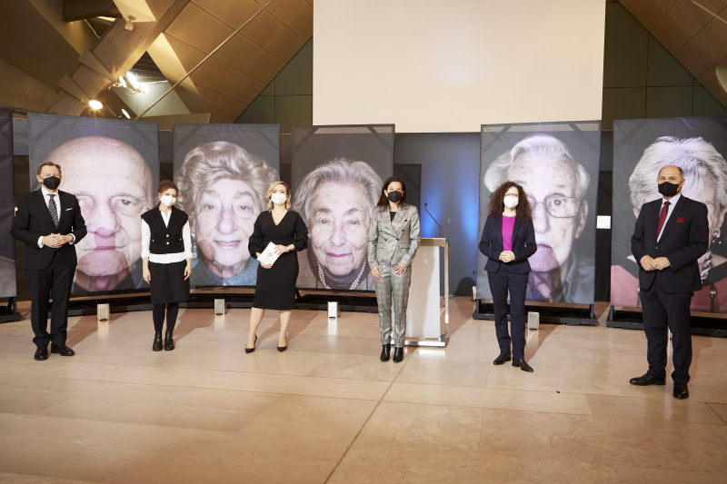 Gruppenfoto von rechts: Nationalratspräsident Wolfgang Sobotka (ÖVP), Zeithistorikerin Linda Erker, Direktorin der KZ-Gedenkstätte Mauthausen Barbara Glück, ORF-Moderatorin Rebekka Salzer, Eidel Malowicki - Dialogprojekt LIKRAT, Bundesratspräsident Christian Buchmann (ÖVP)