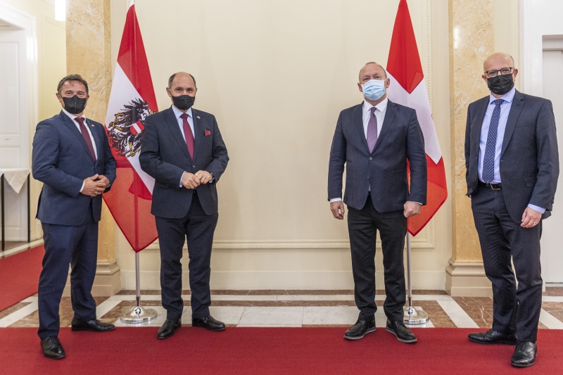 Fahnenfoto. Von links: Nationalratsabgeordneter Norbert Sieber (ÖVP), Nationalratspräsident Wolfgang Sobotka (ÖVP), Nationalratspräsident Andreas Aebi, Nationalrat Nicolo Paganini