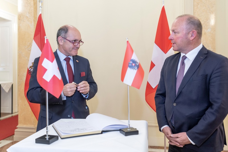 Von links: Nationalratspräsident Wolfgang Sobotka (ÖVP) beim Gästebucheintrag, Nationalratspräsident Andreas Aebi