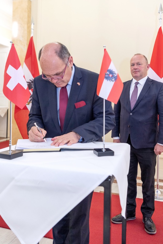 Von links: Nationalratspräsident Wolfgang Sobotka (ÖVP) beim Gästebucheintrag, Nationalratspräsident Andreas Aebi