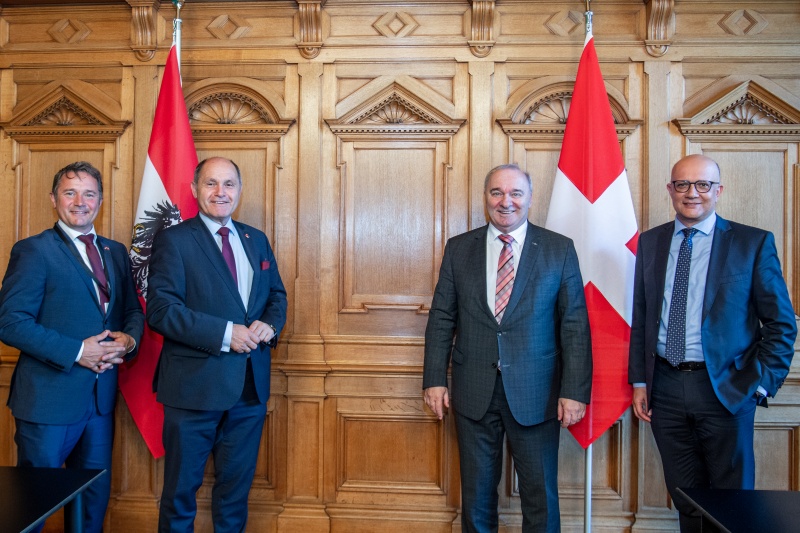 Fahnenfoto. Von links: Nationalratsabgeordneter Norbert Sieber (ÖVP), Nationalratspräsident Wolfgang Sobotka (ÖVP), Ständeratspräsident Alex Kuprecht, Nationalrat Nicolo Paganini