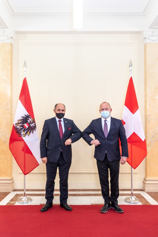 Fahnenfoto. Von links:  Nationalratspräsident  Wolfgang Sobotka (ÖVP), Schweizer Präsident des Nationalrats Andreas Aebi