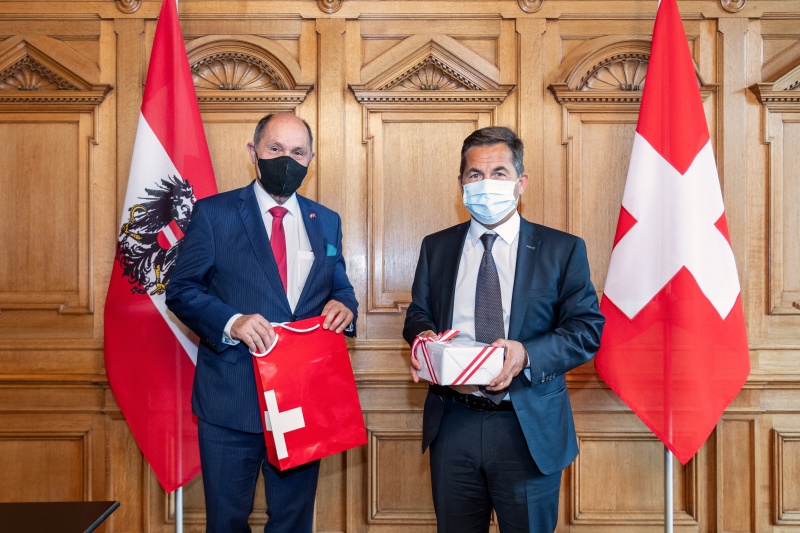 Fahnenfoto. Von links Nationalratspräsident Wolfgang Sobotka (ÖVP), Bundeskanzler Walter Thurnherr 