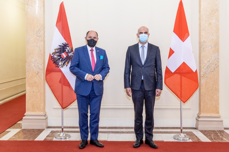Fahnenfoto. Von links: Nationalratspräsident Wolfgang Sobotka (ÖVP), Bundesrat Alain Berset (SP)