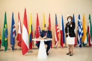 Von rechts Nationalratspräsident Wolfgang Sobotka (ÖV) beim Eintrag in das Gästebuch und die Präsidentin der Champalimaud Stiftung Leonor Beleza