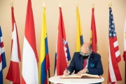 Nationalratspräsident Wolfgang Sobotka (ÖV) beim Eintrag in das Gästebuch