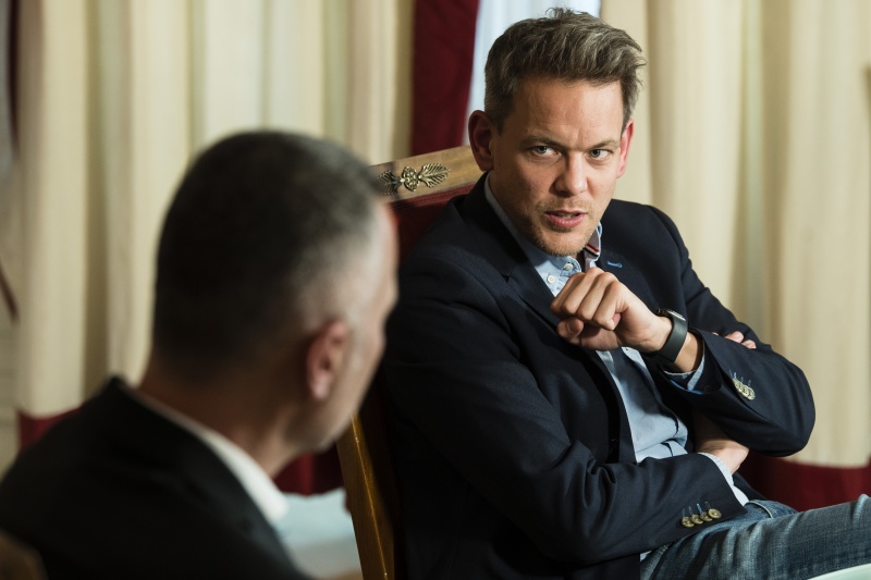 Bildmitte: ZIB-Moderator  Martin Thür