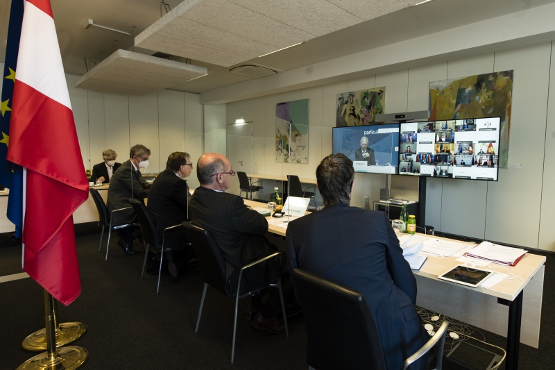 Zweiter von rechts: Nationalratspräsident Wolfgang Sobotka (ÖVP), Bundesratspräsident Christian Buchmann (ÖVP)  Am Bildschirm: Deutscher Parlamentspräsident Wolfgang Schäuble (CDU)