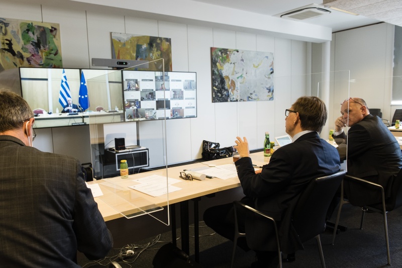 Von links: Bundesratspräsident Christian Buchmann (ÖVP), Nationalratspräsident Wolfgang Sobotka (ÖVP). Am Bildschirm: KonferenzteilnehmerInnen