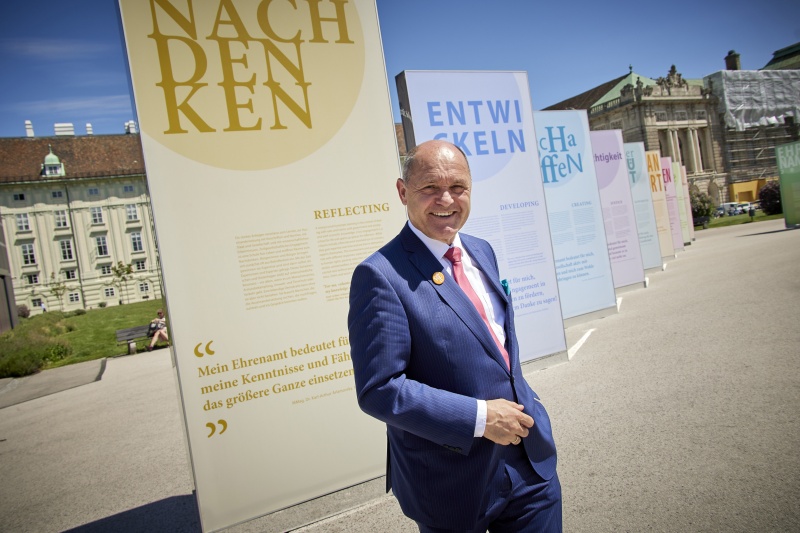 Nationalratspräsident Wolfgang Sobotka (ÖVP) vor der Ausstellung