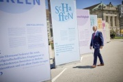 Nationalratspräsident Wolfgang Sobotka (ÖVP) besichtigt die Ausstellung