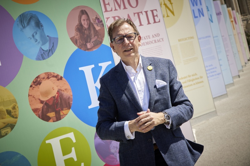 Bundesratspräsident Christian Buchmann (ÖVP) vor der Ausstellung