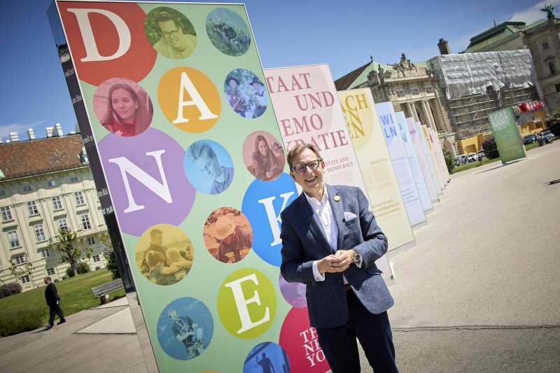 Bundesratspräsident Christian Buchmann (ÖVP) vor der Ausstellung