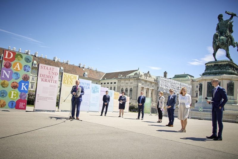 Ansprache Nationalratspräsident Wolfgang Sobotka (ÖVP). Im Hintergrund von links: Nationalratsabgeordneter Yannick Shetty (NEOS) , Nationalratsabgeordnete Rosa Ecker (FPÖ), Nationalratsabgeordneter Andreas Hanger (ÖVP), Nationalratsabgeordnete Elisabeth Feichtinger (SPÖ), Bundesratspräsident Christian Buchmann (ÖVP), Zweite Nationalratspräsidentin Doris Bures (SPÖ), Armin Kulovits Parlamentsdirektion