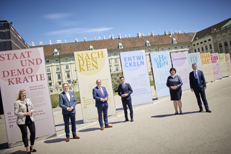 Von links: Nationalratsabgeordnete Elisabeth Feichtinger (SPÖ), Bundesratspräsident Christian Buchmann (ÖVP), Nationalratspräsident Wolfgang Sobotka (ÖVP), Nationalratsabgeordneter Yannick Shetty (NEOS) , Nationalratsabgeordnete Rosa Ecker (FPÖ), Nationalratsabgeordneter Andreas Hanger (ÖVP)