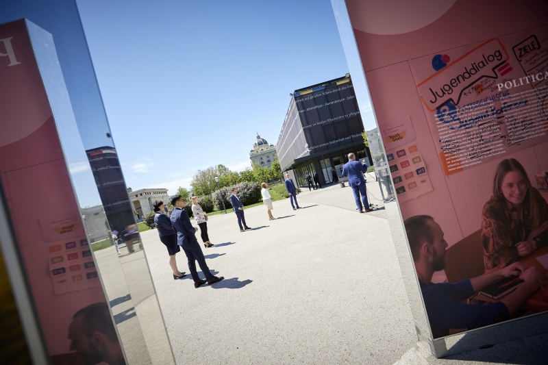 Ansprache  Nationalratspräsident Wolfgang Sobotka (ÖVP). Von links: Nationalratsabgeordnete Rosa Ecker (FPÖ), Nationalratsabgeordneter Yannick Shetty (NEOS) , Nationalratsabgeordnete Elisabeth Feichtinger (SPÖ), Bundesratspräsident Christian Buchmann (ÖVP), Zweite Nationalratspräsidentin Doris Bures (SPÖ), Armin Kulovits Parlamentsdirektion