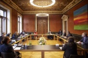 Aussprache. Linke Tischseite: Nationalratspräsident Wolfgang Sobotka (ÖVP) (3. von links) , rechte Tischseite: Präsident der Italienischen Abgeordnetenkammer Roberto Fico (2. von rechts)