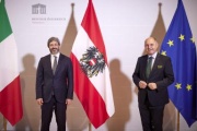 Fahnenfoto. Von rechts: Nationalratspräsident Wolfgang Sobotka (ÖVP), Präsident der Italienischen Abgeordnetenkammer Roberto Fico
