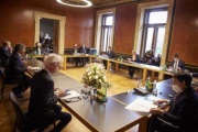 Nationalratspräsident Wolfgang Sobotka (ÖVP) (4. von rechts), Präsident der Italienischen Abgeordnetenkammer Roberto Fico (links) während der Aussprache