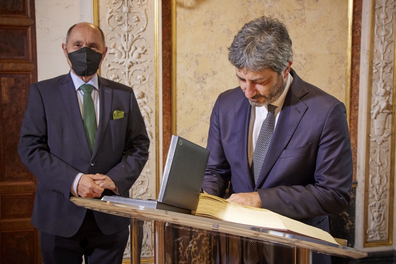 Von links: Nationalratspräsident Wolfgang Sobotka (ÖVP), Präsident der Italienischen Abgeordnetenkammer Roberto Fico beim Gästebucheintrag