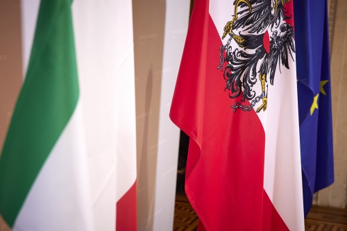 Fahnen von links: Fahne von Italien, Fahne von Österreich, EU Fahne