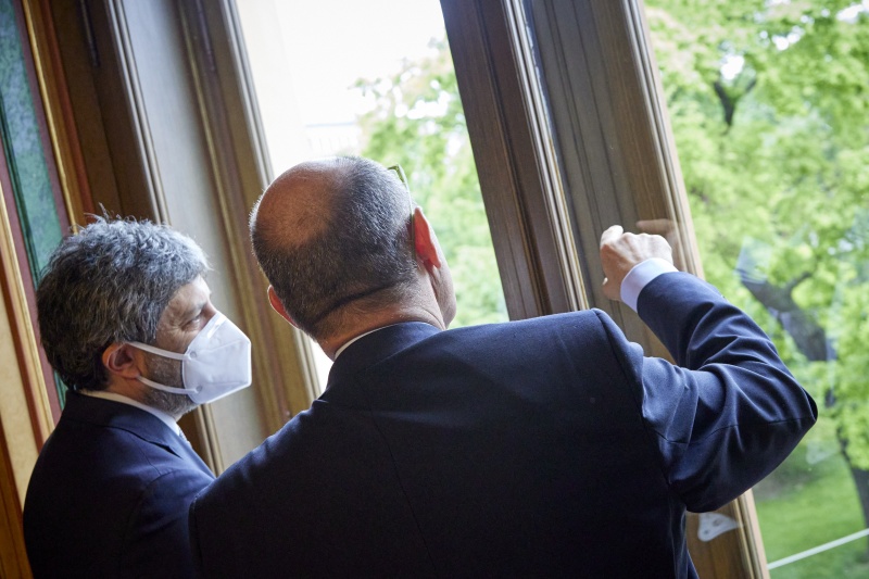 Blick auf das Parlament. Von rechts: Nationalratspräsident Wolfgang Sobotka (ÖVP), Präsident der Italienischen Abgeordnetenkammer Roberto Fico