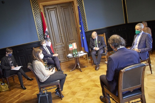 Doppelinterview mit MedienvertreterInnen aus Österreich. Nationalratspräsident Wolfgang Sobotka (ÖVP) (3. von rechts), Präsident der Italienischen Abgeordnetenkammer Roberto Fico (4. von rechts)