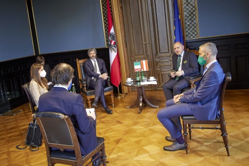 Doppelinterview mit MedienvertreterInnen aus Österreich. Nationalratspräsident Wolfgang Sobotka (ÖVP) (2. von rechts), Präsident der Italienischen Abgeordnetenkammer Roberto Fico (3. von rechts)