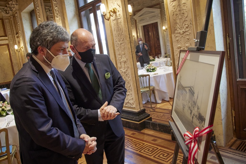 Geschenkübergabe. Von rechts: Nationalratspräsident Wolfgang Sobotka (ÖVP), Präsident der Italienischen Abgeordnetenkammer Roberto Fico