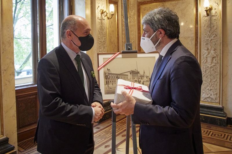 Geschenkübergabe. Von links: Nationalratspräsident Wolfgang Sobotka (ÖVP), Präsident der Italienischen Abgeordnetenkammer Roberto Fico