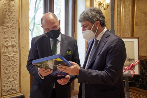 Geschenkübergabe. Von links: Nationalratspräsident Wolfgang Sobotka (ÖVP), Präsident der Italienischen Abgeordnetenkammer Roberto Fico