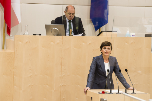 Am Rednerpult: Nationalratsabgeordnete Pamela Rendi-Wagner (SPÖ). Am Präsidium: Nationalratspräsident Wolfgang Sobotka (ÖVP)